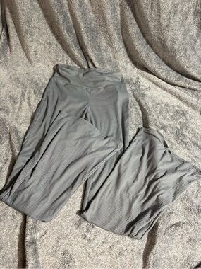 Ribbed High-Waist Flare Leggings in Gray